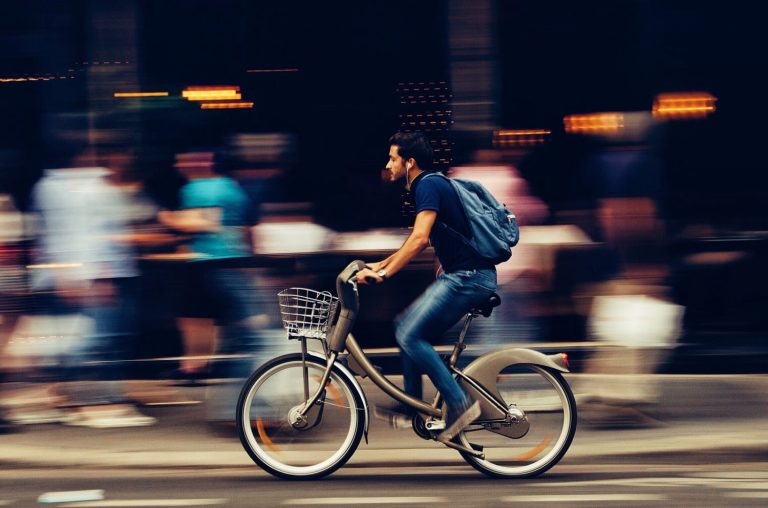 Ηλεκτρικά μοτοποδήλατα και ΚΟΚ: Τι ισχύει με διπλώματα, άδειες κυκλοφορίας, πινακίδες