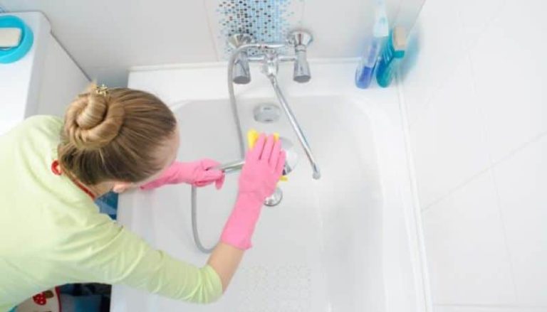Αυτό είναι το πιο περίεργο και αποτελεσματικό tip για να καθαρίσετε την μπανιέρα σας