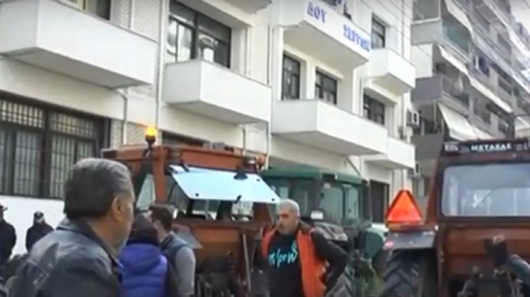 Σέρρες: Τρίωρη κατάληψη της εφορίας από τους αγρότες (video)