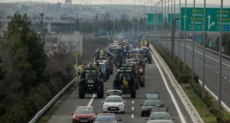 Απόβαση στην Αθήνα με τρακτέρ σκέφτονται οι αγρότες- Μπλόκα σε όλη την Ελλάδα