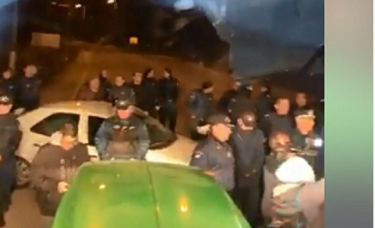 ΤΩΡΑ: Προσπαθούν να περάσουν το μπλόκο των Αστυνομικών για τον Προμαχώνα οι Σερραίοι αγρότες (video)