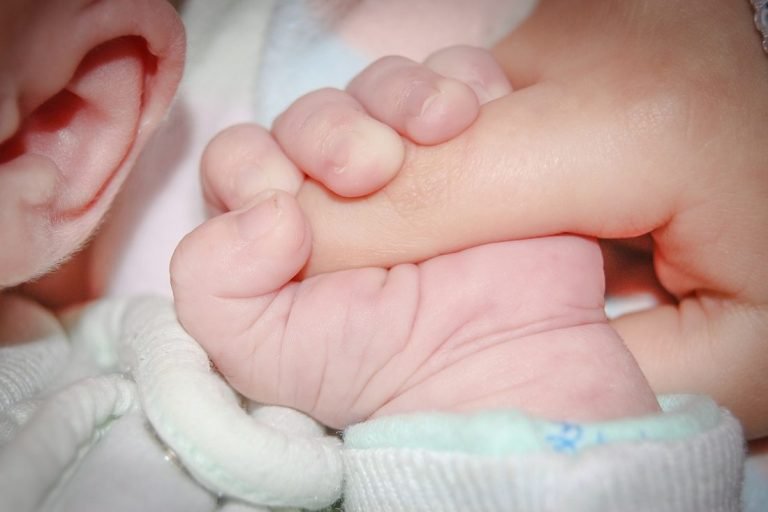 Δήλωση γέννησης με μία ενέργεια του γονέα στο μαιευτήριο (video)