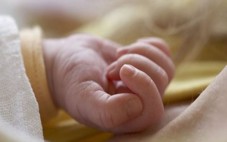 Θεσσαλονίκη: Προσπάθησαν να υιοθετήσουν παράνομα νεογέννητο βρέφος
