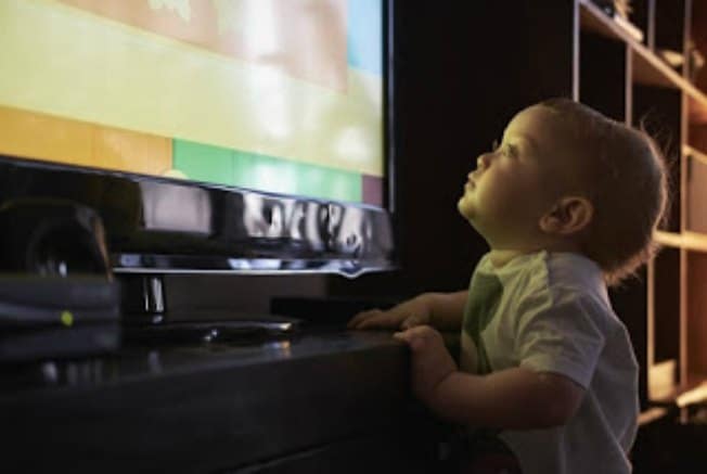 Αυτισμός: Μεγαλύτερος ο κίνδυνος για τα μωρά που κάθονται μπροστά σε υπολογιστή ή τηλεόραση