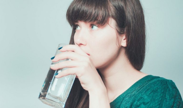 Πρέπει τελικά να πίνουμε 8 ποτήρια νερό ημερησίως;