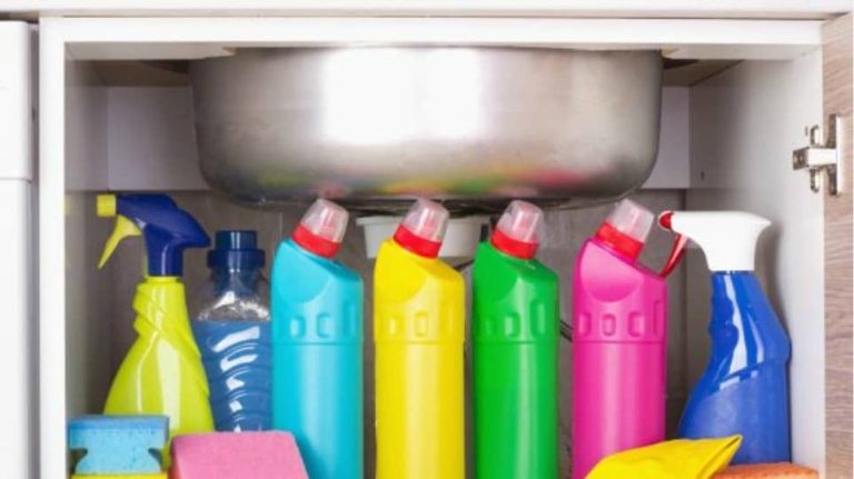 Τα 11 πράγματα που δεν πρέπει να αποθηκεύεις κάτω από το νεροχύτη της κουζίνας