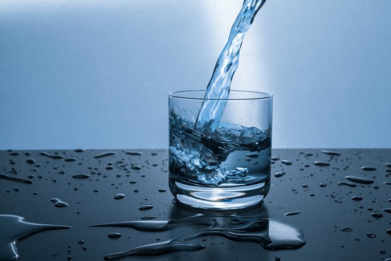 Κοινωνικό τιμολόγιο σε ΔΕΗ, ΕΥΔΑΠ, ΕΥΑΘ: Ποιοι δικαιούνται δωρεάν ρεύμα και νερό