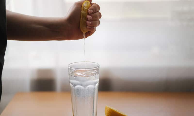 Τι κερδίζετε αν ξεκινάτε την ημέρα σας πίνοντας νερό με λεμόνι