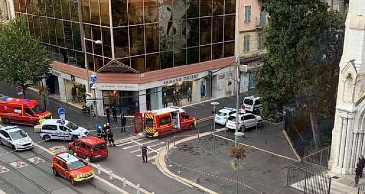 Επίθεση με μαχαίρι στη Νίκαια. Δύο νεκροί, αποκεφαλίστηκε γυναίκα. Συνελήφθη ο δράστης