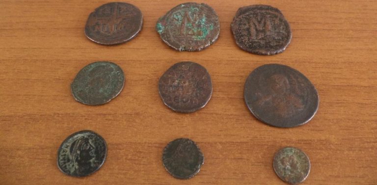 Έβρος: Έκρυβε 1.055 αρχαία ελληνικά νομίσματα μέσα σε… μπουκάλια νερού