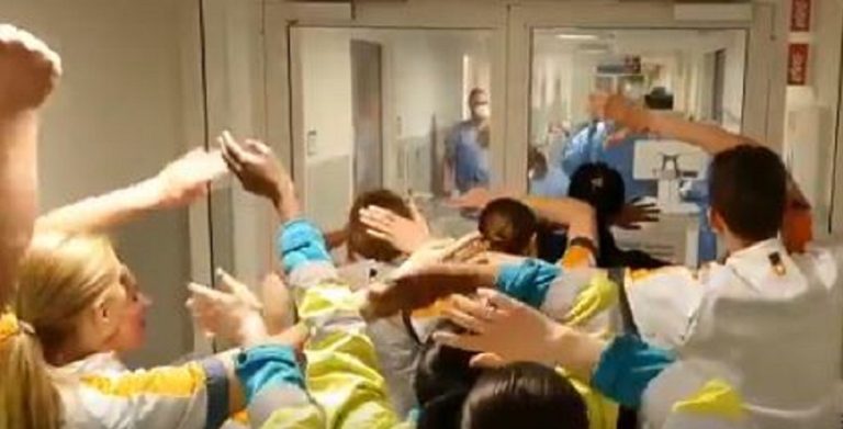 Συγκινητικές στιγμές σε νοσοκομείο της Βρετανίας: Νοσηλευτές τραγουδούν «You’ll never walk alone» στους γιατρούς (video)
