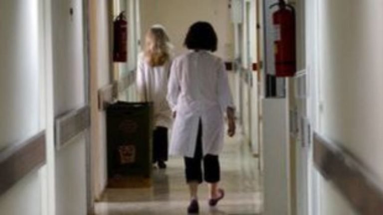 Υπουργείο Υγείας: Καταργείται η συνταγογράφηση από ιδιώτες γιατρούς σε ανασφάλιστους-  Τι προβλέπει τροπολογία
