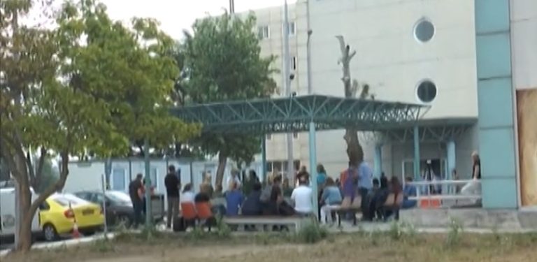 Ακόμη παραμένουν έξω από το Νοσοκομείο Σερρών οι εργαζόμενοι σε αναστολή: “Δεν γνωρίζουμε τι να περιμένουμε την επόμενη μέρα- VIDEO