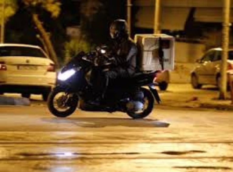Θεσσαλονίκη: Τροχαίο ατύχημα με διανομέα που δούλευε εν μέσω παγετού