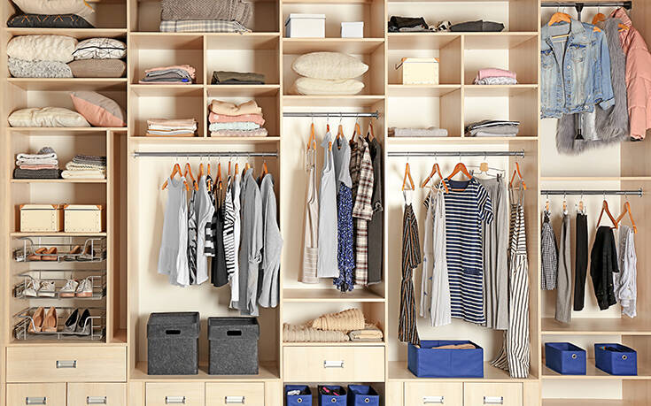 Πώς να τακτοποιήσεις τα ρούχα όταν δεν έχεις χώρο στην ντουλάπα
