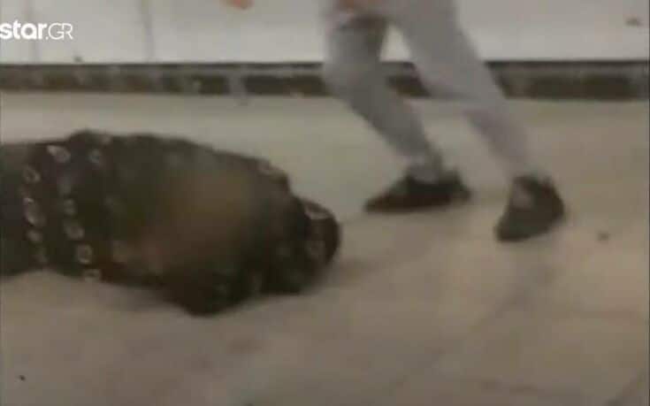 Βίντεο που σοκάρει από τον άγριο ξυλοδαρμό εργαζόμενου του μετρό από νεαρούς αρνητές της μάσκας