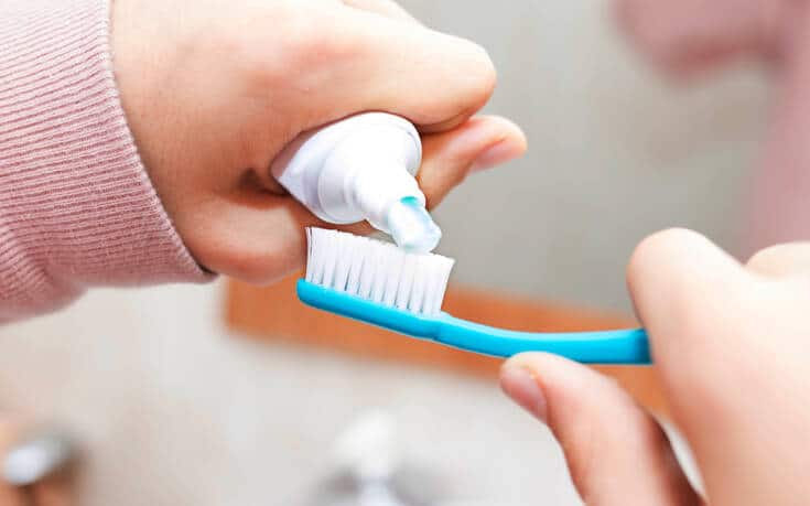 Οι μεγάλες ποσότητες οδοντόκρεμας μπορεί να χαλάσουν τα δόντια – Δείτε πόσο πρέπει να βάζετε