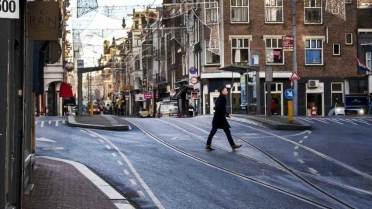 Ολλανδία: Άδειοι οι εμπορικοί δρόμοι, ξεκινάει το “επώδυνο” εορταστικό lockdown