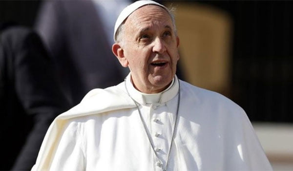 Ο πάπας Φραγκίσκος έκανε δεκτούς πρόσφυγες που έφτασαν από την Λέσβο