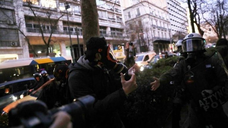 Η Ένωση Φωτορεπόρτερ Ελλάδος καταγγέλλει επίθεση των ΜΑΤ σε φωτορεπόρτερ στην πορεία για Κουφοντίνα