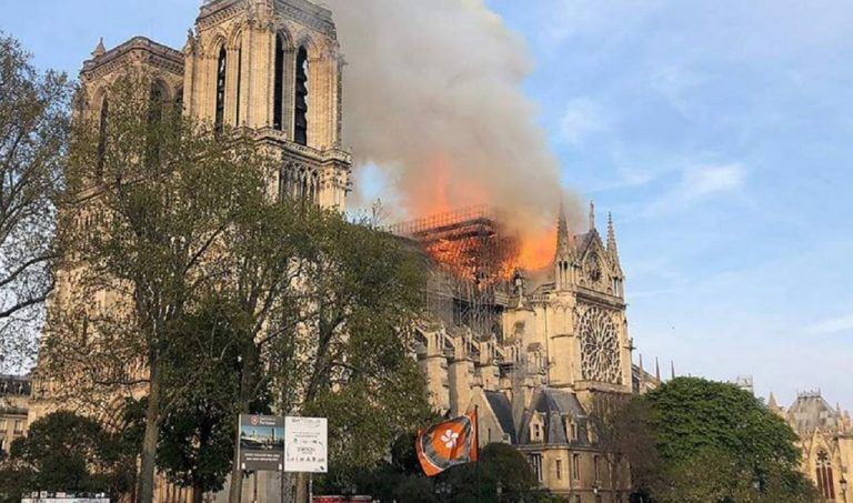 Κατέρρευσε η οροφή της Παναγίας των Παρισίων από τη μεγάλη φωτιά(video)