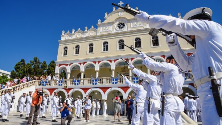 Δεκαπενταύγουστος: Η Ελλάδα γιορτάζει την Κοίμηση της Θεοτόκου, το «Πάσχα του καλοκαιριού»