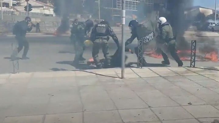 Θεσσαλονίκη: Στις φλόγες το πόδι διαδηλωτή από μολότοφ