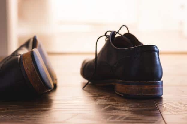 Κορωνοϊός: Πόσο εύκολα μεταδίδεται από τα παπούτσια