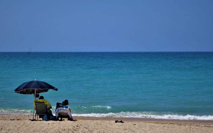 Daily Mail: Ελπίδα για διακοπές στην Ελλάδα χωρίς 14ήμερη καραντίνα