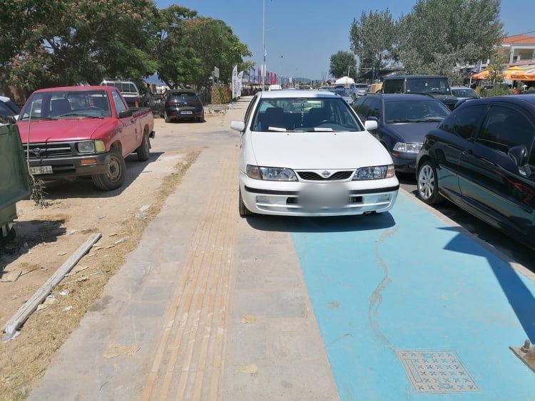 Θρασύτατο παρκάρισμα “Ελληναρά” στην Παραλία Οφρυνίου