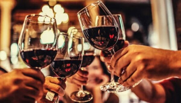Γαμπρός πήρε το λόγο στο γάμο του και αποκάλυψε ότι η νύφη τον απάτησε με τον κουμπάρο του