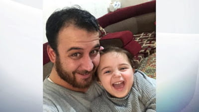 Ένας υπέροχος πατέρας: Έμαθε την κορούλα του να γελά κάθε φορά που ακούει βόμβες στη Συρία