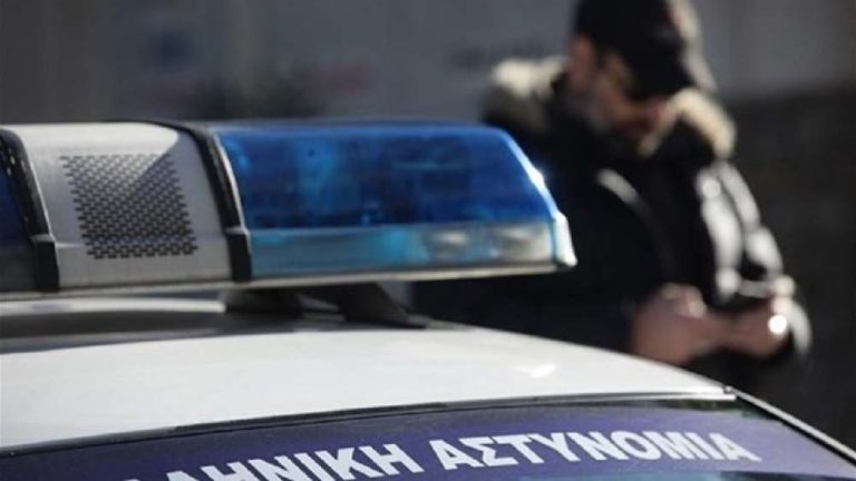 Κρήτη: Συνελήφθη ανεμβολίαστη φυσικοθεραπεύτρια που κλειδώθηκε στο ΚΑΠΗ παρά την αναστολή εργασίας