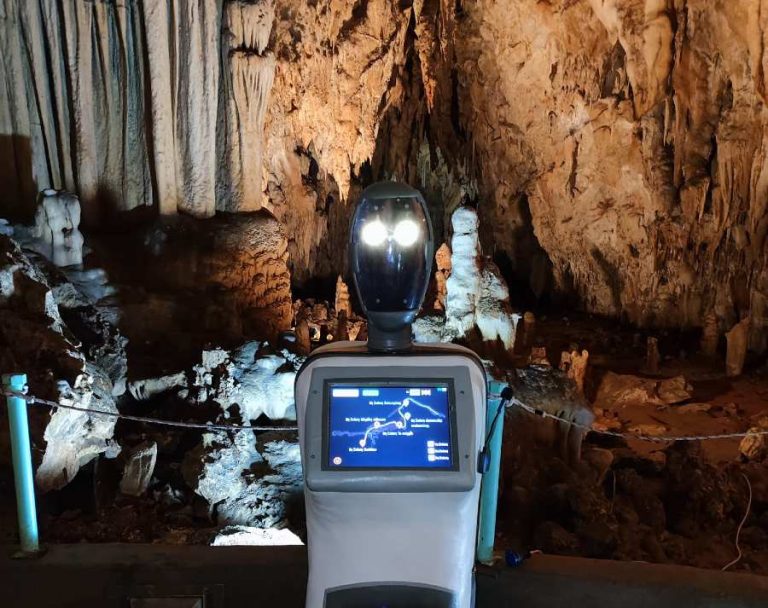 Η Περσεφόνη στο σπήλαιο Αλιστράτης – Το ρομπότ ξεναγός που απαντά σε 31 ερωτήσεις σε 33 γλώσσες- Δείτε το video
