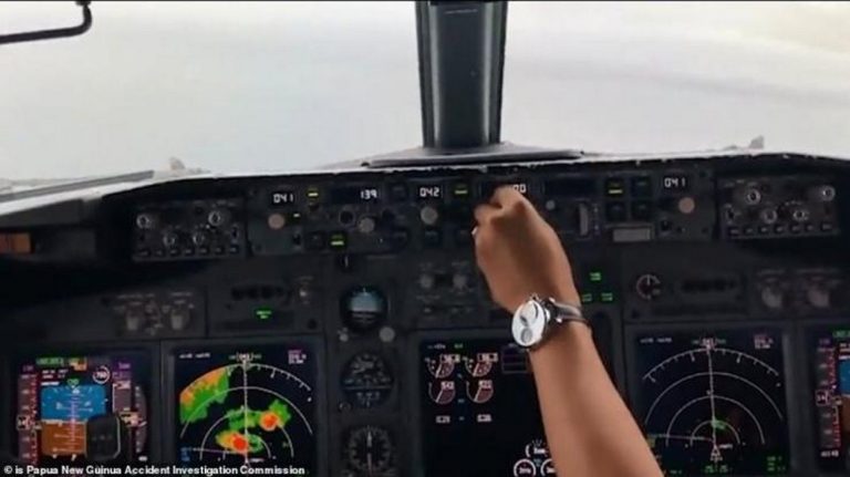 Οι πιλότοι αγνοούσαν τα σήματα του αεροσκάφους και το έριξαν στη θάλασσα