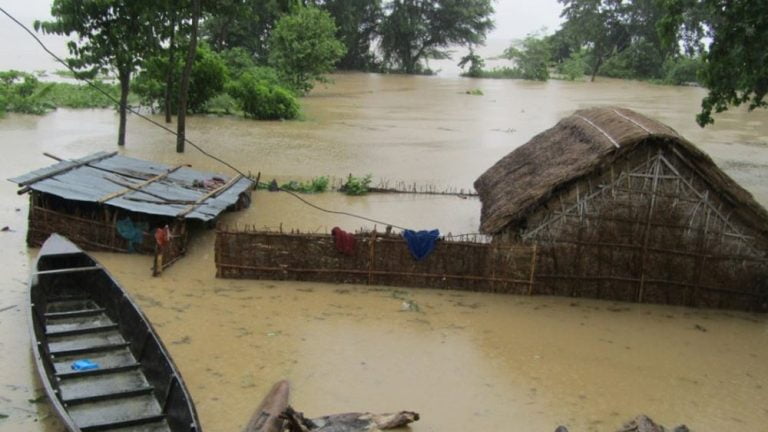 Ινδία: Τουλάχιστον 112 νεκροί από τις πλημμύρες και κατολισθήσεις