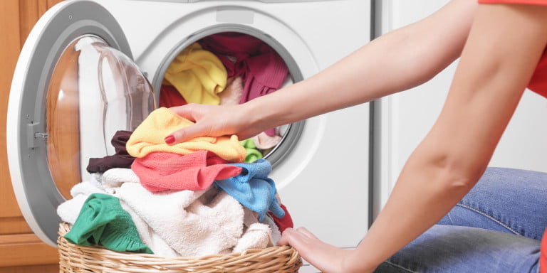 Κορωνοϊός: Στους πόσους βαθμούς πρέπει να πλένετε τα ρούχα σας στο πλυντήριο