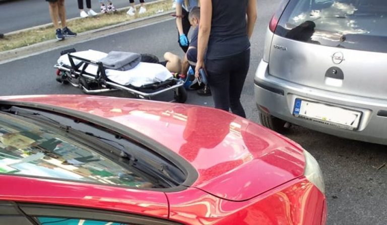 Τροχαίο με ποδηλάτισσα στην Κοζάνη- Καρφώθηκε στην πόρτα ΙΧ όταν την άνοιξε ο οδηγός