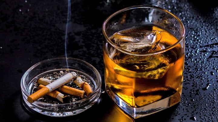 Η τριάδα του θανάτου: Κάπνισμα, διαζύγιο και αλκοόλ – Τι δείχνει έρευνα