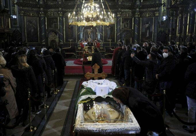 Λαϊκό προσκύνημα στον Πατριάρχη Ειρηναίο της Σερβίας που πέθανε από κορωνοϊό