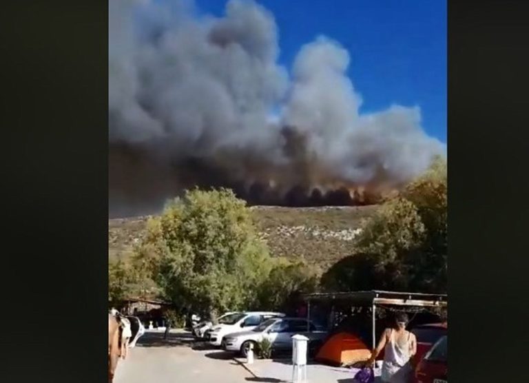 Πυρκαγιά στην Ελαφόνησο – Εκκενώθηκαν προληπτικά κατασκήνωση και ξενοδοχείο