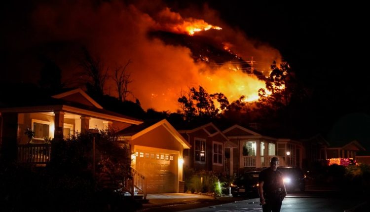 Εικόνες Αποκάλυψης στο Λος Άντζελες: Μεγάλη πυρκαγιά καίει σπίτια