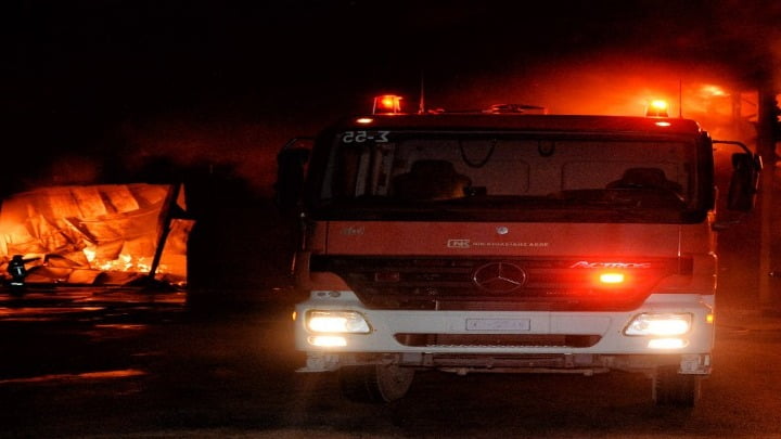 Καθυστερήσεις σε δρομολόγια του ΟΣΕ, ύστερα από πυρκαγιά τη νύχτα σε εγκαταλελειμμένα βαγόνια στο Κορδελιό