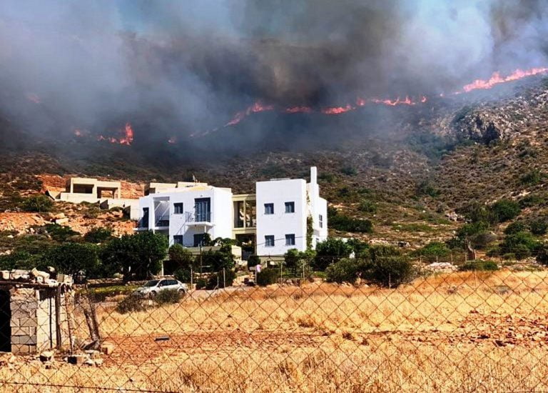 Σε ύφεση η πυρκαγιά στην Ελαφόνησο – Ισχυρές δυνάμεις στην περιοχή