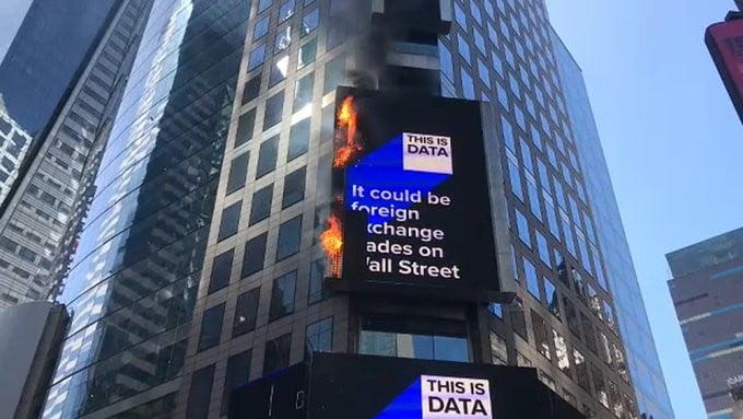 Πυρκαγιά σε διαφημιστική γιγαντοοθόνη στην Times Square