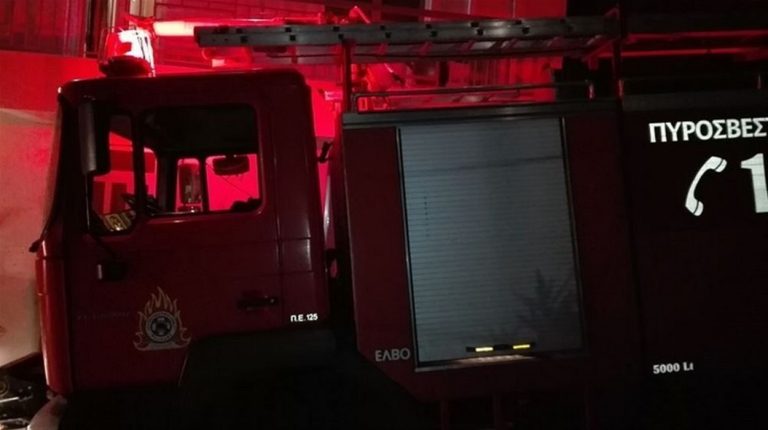 Πυροσβεστικό όχημα ανετράπη στο Δερβένι