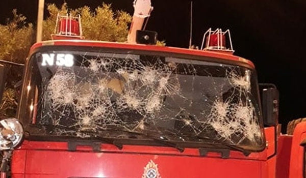 Σοβαρές ζημιές σε πυροσβεστικά οχήματα στην Μόρια – Κινδύνευσαν οι πυροσβέστες(φώτο)