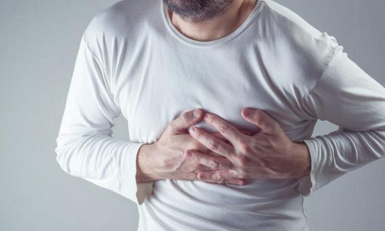 Πόνος στο στήθος: Πότε οφείλεται σε πρόβλημα στην καρδιά