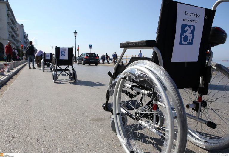 Πάρκαραν σε ράμπα ΑμεΑ και ήθελαν να σβήσουν την κλήση γιατί …«ποιος ανάπηρος κυκλοφορεί βράδυ;»