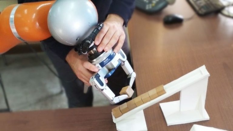 Ρομπότ για τη βιομηχανία που μαθαίνει από τον άνθρωπο κατασκευάζεται στο ΑΠΘ